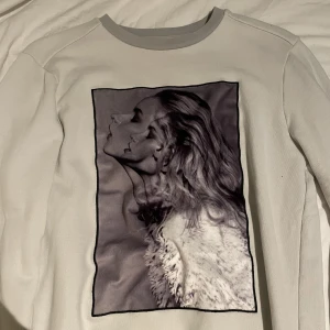 Limitato Tröja - Tröjan är i gott skick och finns bara i 500 exemplar, säljer den då den blivit för liten  Kan gå ned i pris vid snabb affär  Nypris 2500kr