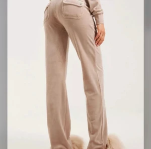 Juicy byxer - Säljer mina beigea juicy byxer då dom tyvärr inte kommer till användning. Inte använda så mycket och pris kan diskuteras vid snabb affär🤍