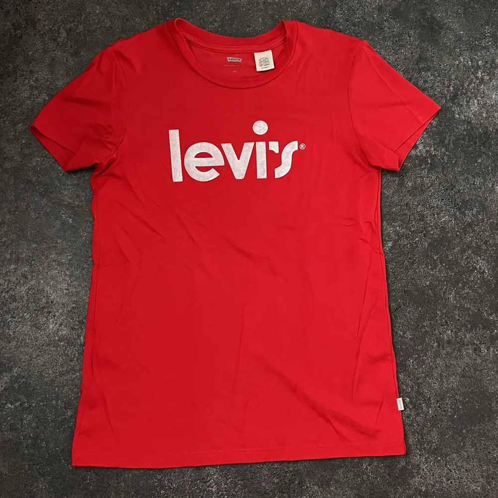 Röd t-shirt från Levi’s. . T-shirts.