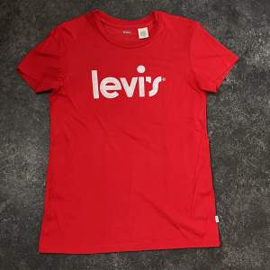 Röd t-shirt från Levi’s. 