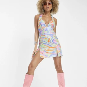 ASYOU- fest klänning  - Abstrakt virvelmönstrad klänning i minilängd med halterneck och djup ringning. Endast provad, helt nytt skick! Nypris 339:-