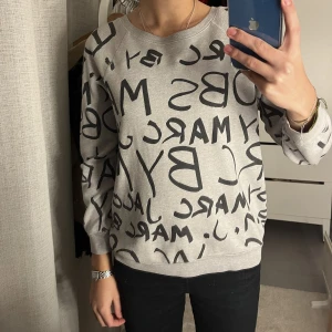 Marc jacobs tröja - Så fin tröja från marc jacobs🥰 storleken är M men den har ganska korta ärmar så passar även mindre storlekar!