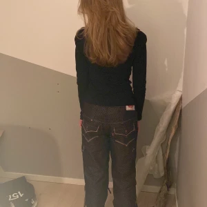 Snygga skidbyxor 🖤🖤De har inte kommit till användning så jag säljer dom!😊🖤☕️🎸 - Snygga skidbyxor i vinter som inte har kommit till användning för mig!🎸☕️🫶Bra pris och om mer bilder behövs så kan jag skicka!!!!🛑🚨JAG STÅR INTE FÖR FRAKTEN!!!