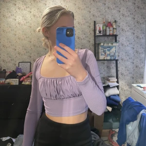 Lila tröja  - Säljer kläder pga utresning, fint skick köparen står för frakt💙 Använd 1 gång lila tröja 