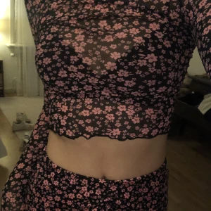 Blommigt set - Blommigt set ifrån hm. 70 kr för båda delarna. 40 kr för vardera del💗