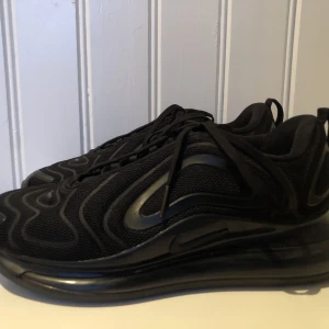 Nike Air Max 720 - Dåligt med luft i vänster sko. 