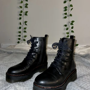 Catwalk Höga Kängor Med Plattform  - Skick: Använda, sälj pga storleken passar inte längre  Storlek: 38 Oroginalpris: 1 599kr  ❗️Priset kan diskuteras ❗️