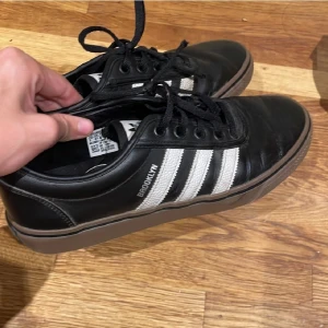 Adidas brooklyn sneakers - Snygga adidas brooklyn sneakers bra skick inga skador