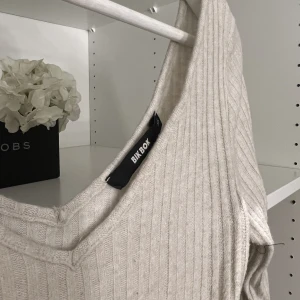 Topp - Tröja från bikbok i storlek XS, passar även S. 