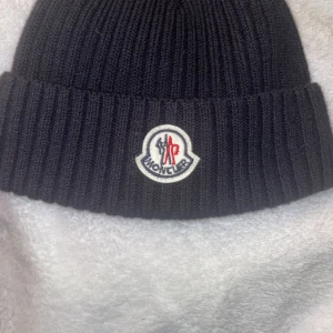 Moncler mössa  - Säljer denna snygga moncler mössa.