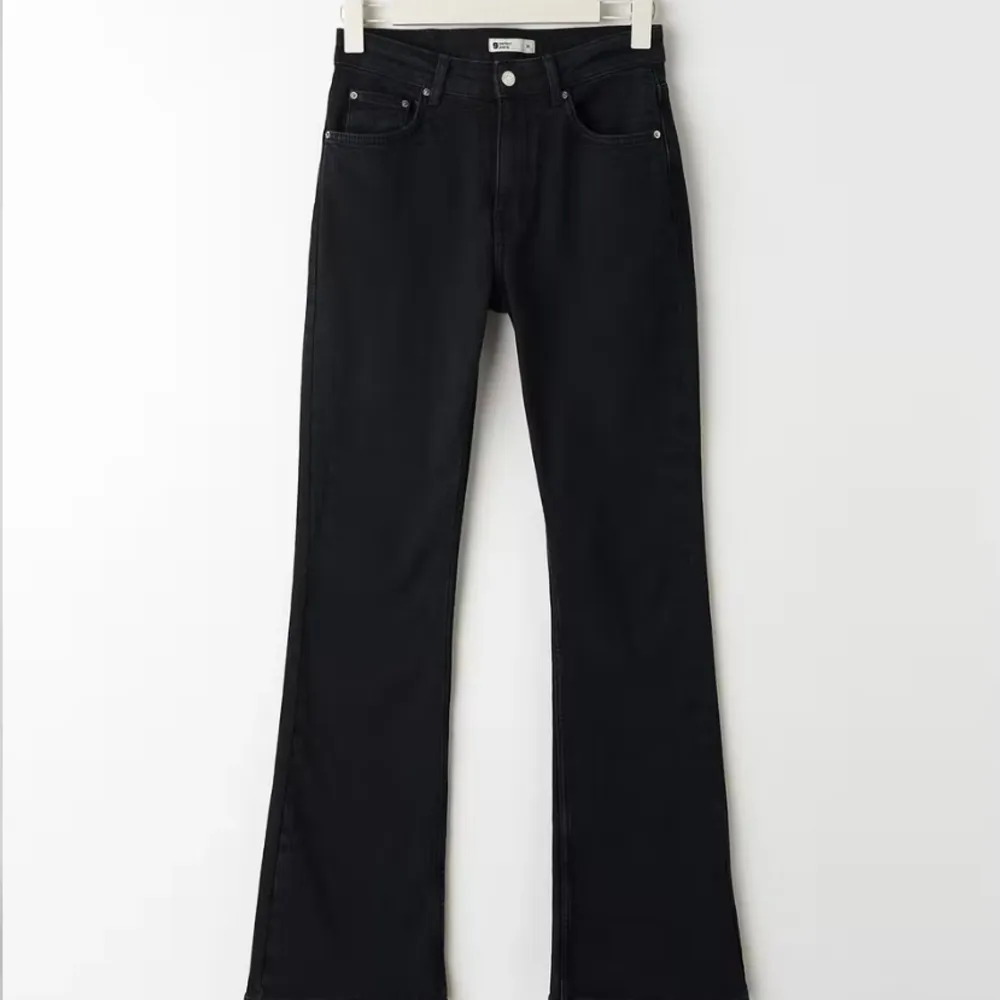 Full length flare jeans från gina tricot i storlek 40🩶 köpt för 499 kr, säljer nu för 350 kr pga liiite slitna vid ändarna! Skriv för flera bilder!. Jeans & Byxor.