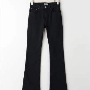 Full length flare jeans från gina tricot i storlek 40🩶 köpt för 499 kr, säljer nu för 350 kr pga liiite slitna vid ändarna! Skriv för flera bilder!
