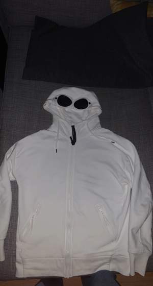 CP company zip hoodie vit Köpt på NK i Stockholm, kvitto finns Bra skick. Köptes sent i augusti Storlek S Skriv för intresse