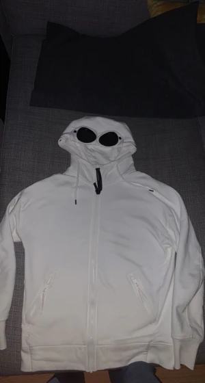CP company zip hoodie vit - CP company zip hoodie vit Köpt på NK i Stockholm, kvitto finns Bra skick. Köptes sent i augusti Storlek S Skriv för intresse