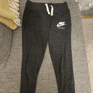 Nike byxor  - Mjukisbyxor/träningsbyxor från Nike, bra skick! 
