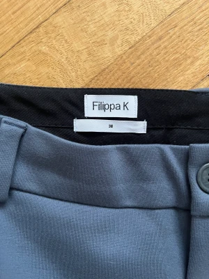 Kostymbyxor från Filippa K  - Fina kostymbyxor från Filippa K som tyvärr inte kommer till användning hos mig. Sitter som ett smäck och är supersköna. 🤍 gråblå i färgen ⭐️ Köparen står för frakt 