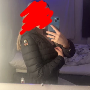 Äkta Parajumper jacka  - Säljer min svarta parajumpers den har lite slitningar i den inre fikan och på armen o en liten på ryggen💘jag köpte den för 3500kr 💕den är i storlek 156 men sitter som en xs skulle jag säga 💕