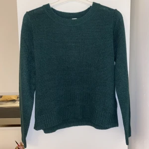 Blågrå stickad tröja - Jättesöt och lätt stickad tröja från H&M i storlek S. Säljer eftersom jag inte använder den längre.  