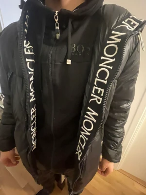 Moncler jacka - Säljer denna moncler jacka i  nyskick, nytvättad, inga skador, inga hål, äkta och nästan helt ny. 