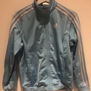ljusblå adidas tröja - ljusblå adidas tröja med zipper, det står ingen storlek men den sitter på mig som en s, skickar gärna fler bilder:))💕bra skick