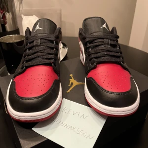 Jordan 1 low ”Bred Toe” - Deadstock (Storlek 44) Frågor Hmu!