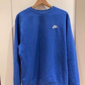 Säljer en blå Nike sweatshirt då jag inte använt den mycket. Tröjan är köpt på Nikes hemsida och är i storlek M. Nypris ca. 400kr.