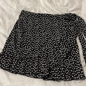 svart kjol - Svart kjol från shein.  Djur finns i hemmet, köparen står för frakt. 