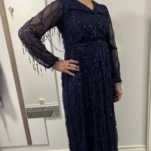 Klänning - En jättefin satinklänning som endast använts vid ett tillfälle och har därmed inga skador eller liknande. Har ni frågor eller funderingar är ni varmt välkomna att höra av er!☺️