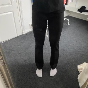 Kostymbyxor  - Kostymbyxor från bikbok. Storlek 34. Säljer pga köpte ett par likadana fast en längre modell💗