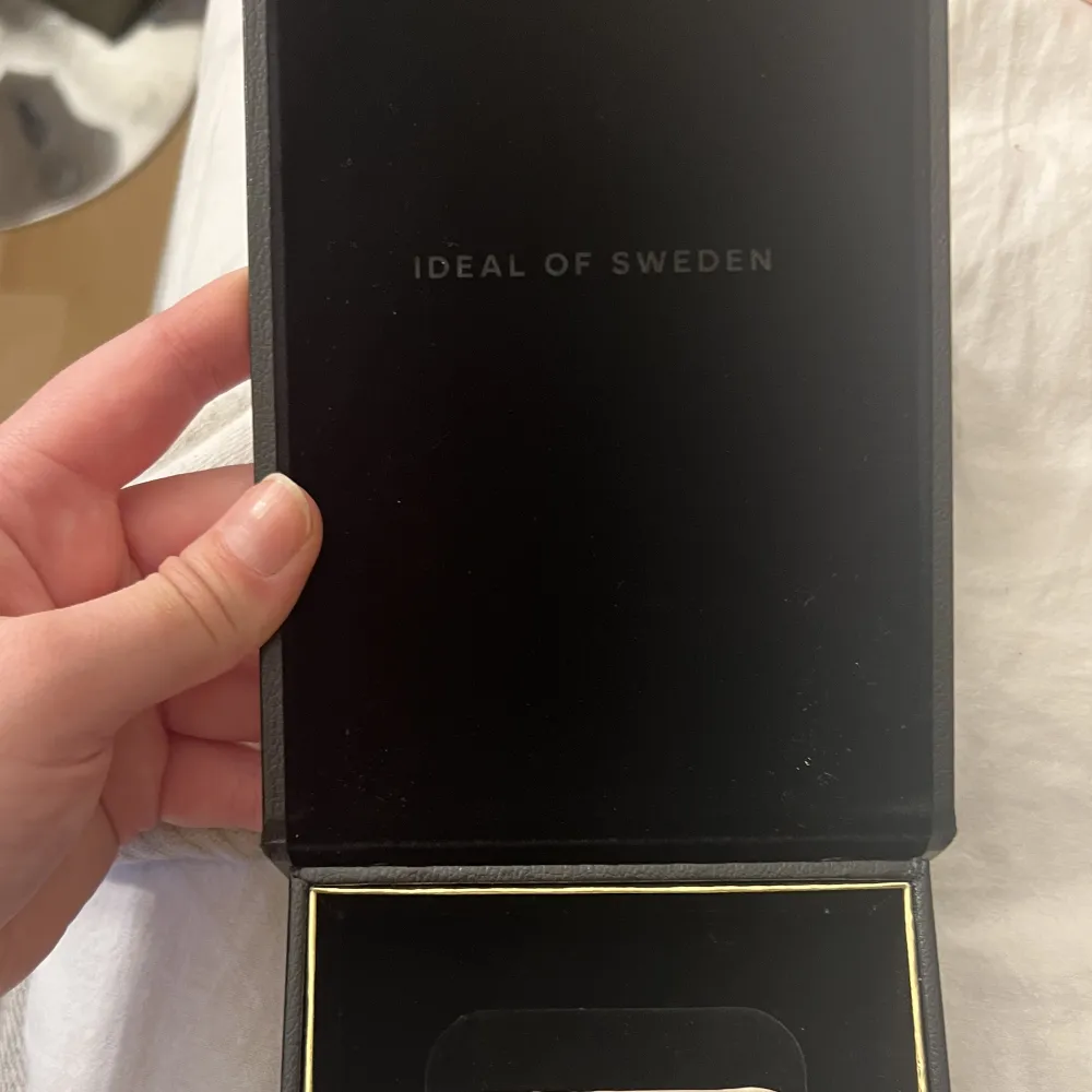 Köptes för 900kr från ideal of Sweden, ligger i jättefin kartong om man vill ha med den. Säljer direkt för 500kr, passar 11 PRO, XS och X. Accessoarer.