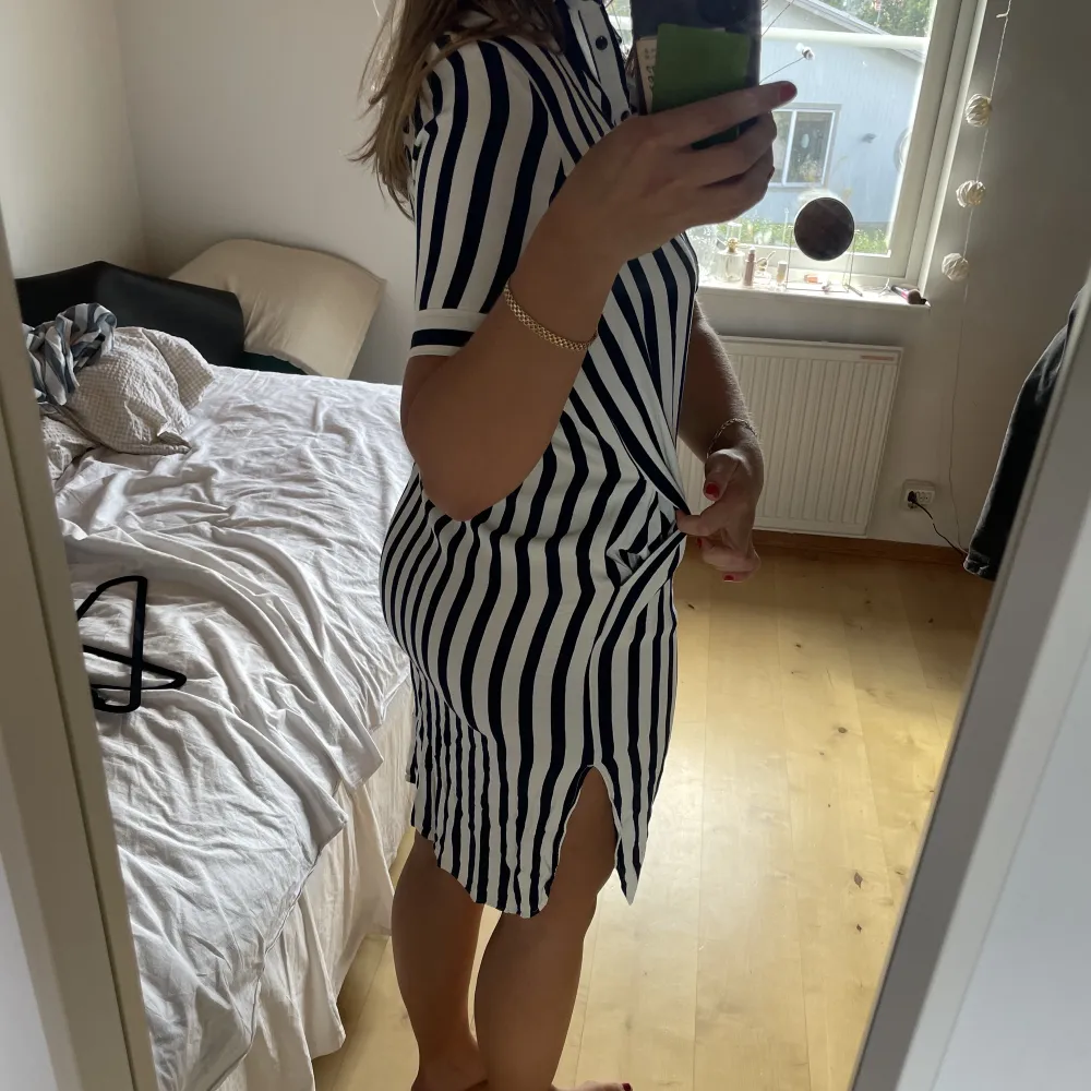 Härlig sommarklänning i en marinblå och vit rand. Köpt på Veromoda samt använd fåtal gånger. Har fickor på båda sidorna samt slits. Hör av dig vid frågor💕. Mekot.