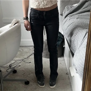 Byxor Zara - Säljer dessa lågmidjade, eytys liknande byxor från Zara. 🖤Helt slutsålda! Slits nertill, säljer då de inte kommer till användning. Köptes här på Plick, bilder av tidigare ägaren. 🖤