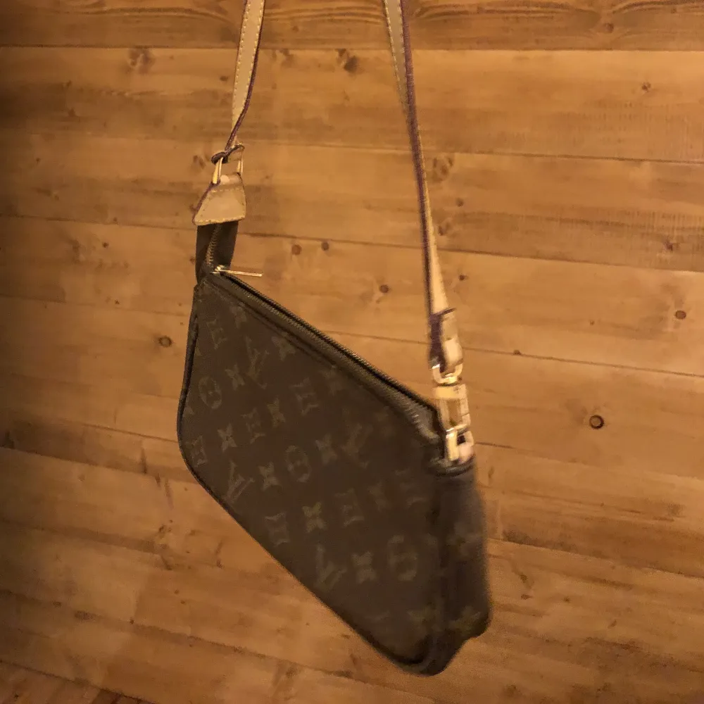 Louis Vuitton väska, inte äkta. Köpt här på Plick men får aldrig användning för den då den är för liten för alla grejer jag bär med mig haha.. Väskor.