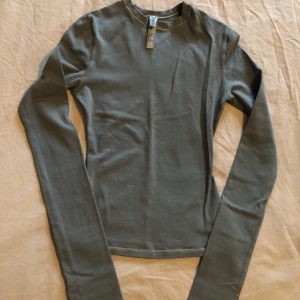Skims cotton långärmad  - Skims cotton jersey longsleeve i färgen Kyanite. Storlek xs men passar definitivt en small också. Tråden runt halsen har lossnat, syns knappt när man har på sig tröjan. Annars är den i väldigt bra skick. Endast seriösa köpare! Inte intresserad av byte! 