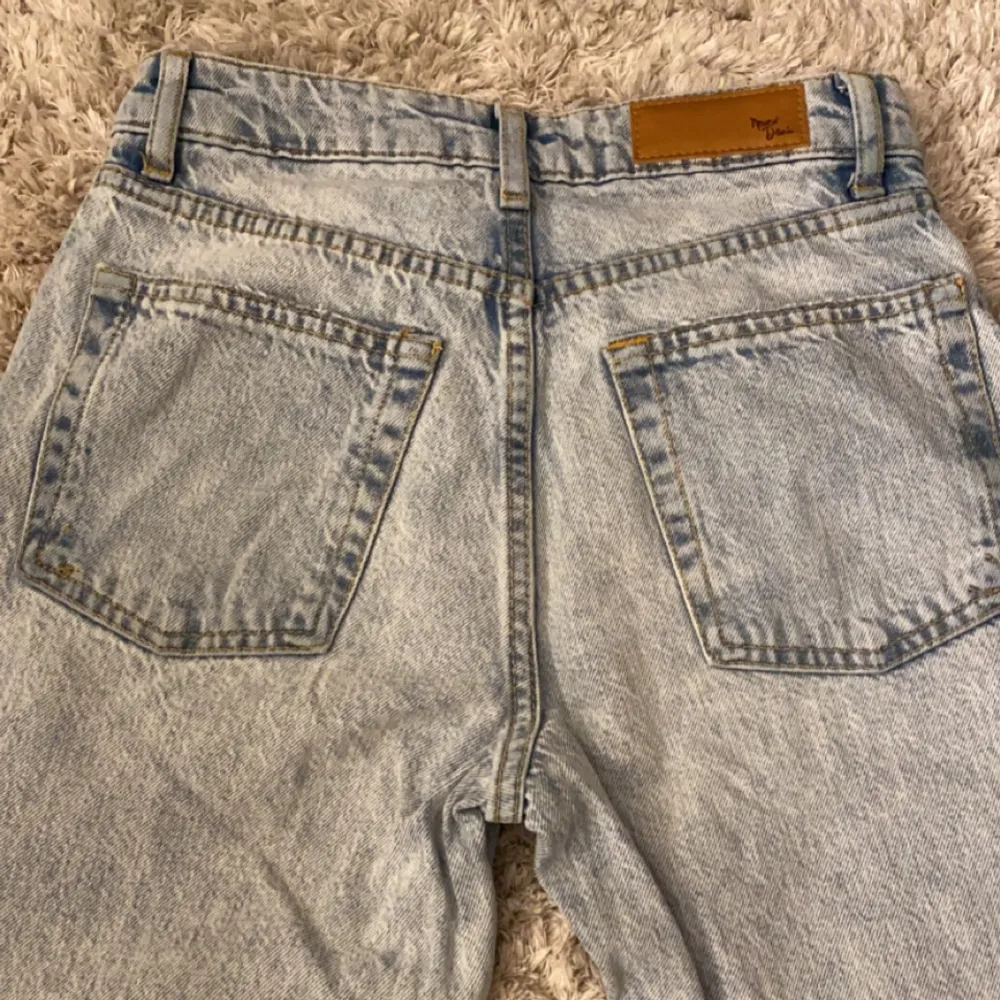 Säljer dessa jätte fina jeans pågrund av att dom blivit för små. Storlek 24 som motsvarar xs ungefär  har använts en gång, vet inte vart jag köpt dom men har för mig på bikbok💕säljer för 200kr+frakt eller bud. Skriv för mer bilder eller frågor. Jeans & Byxor.