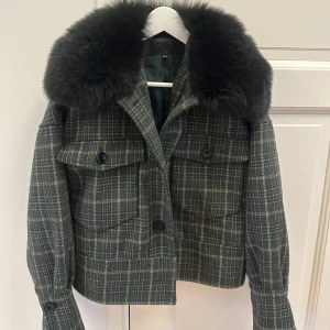 Meotine jacka grön - Kollar intresset för denna gröna meotinejackan❤️ bara använd fåtalet gånger, så som ny! Finns inte att köpa längre. Köpt för 2800kr