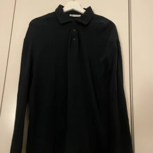 Långärmad pike - En långärmad pike från Zara i färgen mörkgrön. Storlek M. Köparen står för frakt och priset kan förhandlas. 