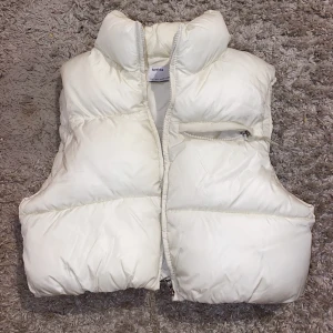 Vit väst - Använd 5/6 gånger  Bra skick  Kroppad väst