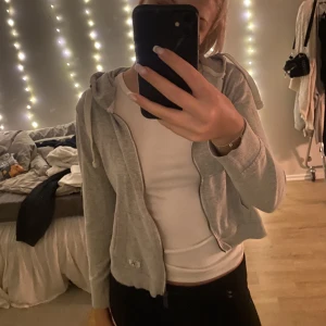 Grå kofta - Skön går kofta som jag inte får användning av då den är lite kort i ärmarna på mig💕 Storlek S! 