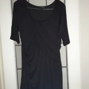 Svart tunika  - Hej säljer min svarta tunika i storlek 40/42 anvönd några fåtal ggr, den går lite så sne på ena sidan, väldigt fin, finns I eslöv att hämta kan med skickas frakt tillkommer. 