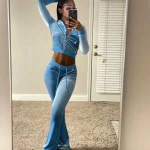 Juicy couture  - Juicy couture set. Det är knappt använt och jag har kvar lapparna. Om det blir många som är intresserade kanske det blir budgivning🥰