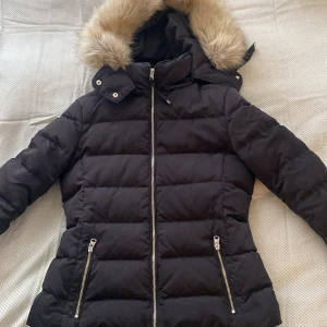 vinter/höst jacka från zara - Svart vinter/höst jacka från zara i storlek S. Mjuk svart päls på insidan av jackan så man håller sig varm. Avtagbar beige päls på luvan. Jackan är i bra skick.           💓Gratis frakt💓