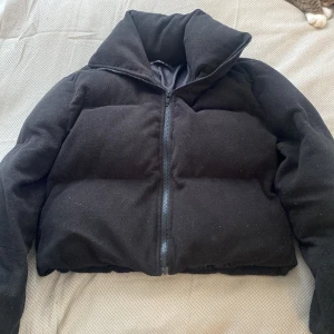 svart puffjacka - Midjelång svart trendig puffjacka i storlek S. Perfekt till hösten/våren, håller en varm. Jackan har krage men inga fickor. Jackan är i mycket bra skick, knappt använd! 💓Gratis frakt💓