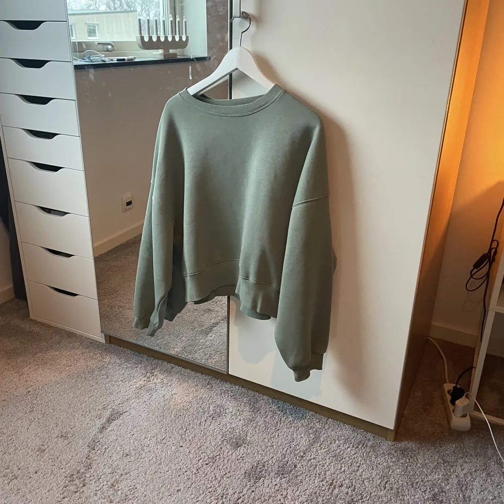 Fin grön sweatshirt i bra skick, använd endast en gång . Hoodies.