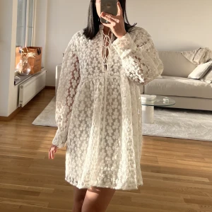 Zara klänning M - Underbar klänning från zara i M, passar även S då den ska sitta lite ”brett”. Aldrig använd, utan anmärkningar/defekter. Köparen står för frakt som tillkommer på 66kr spårbart med postnord🦢🕊🦢🕊🦢GÅR EJ NER I PRIS