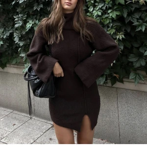 Stickad klänning  - Säljer min stickade klänning i Storlek 36 från Ida Carlsson x NA-KD. Använd EN gång💞