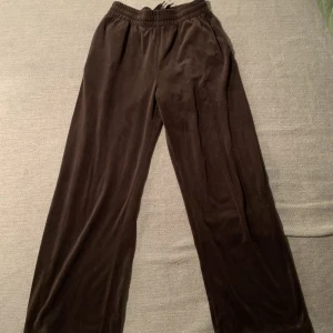 Mjukis set - Matchande mjukis set i brun. Köpt på Bikbok. Jätteskönt!!  Tröja i M, byxa i L. 