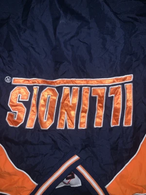 Illinois jacka - Sjukt skön, snygg och trendig Illinois jacka från beyond retro i orange och blått. Om du vill känna dig som en kung på stan är detta det du söker. Prutbart pris för snabb affär!