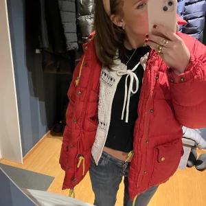 Fjällräven expedition XXXS röd - Fjällräven expedition jacka i fint skick, enstaka mindre lagning. Storlek: XXXS. Stor i storleken, motsvarar S. 