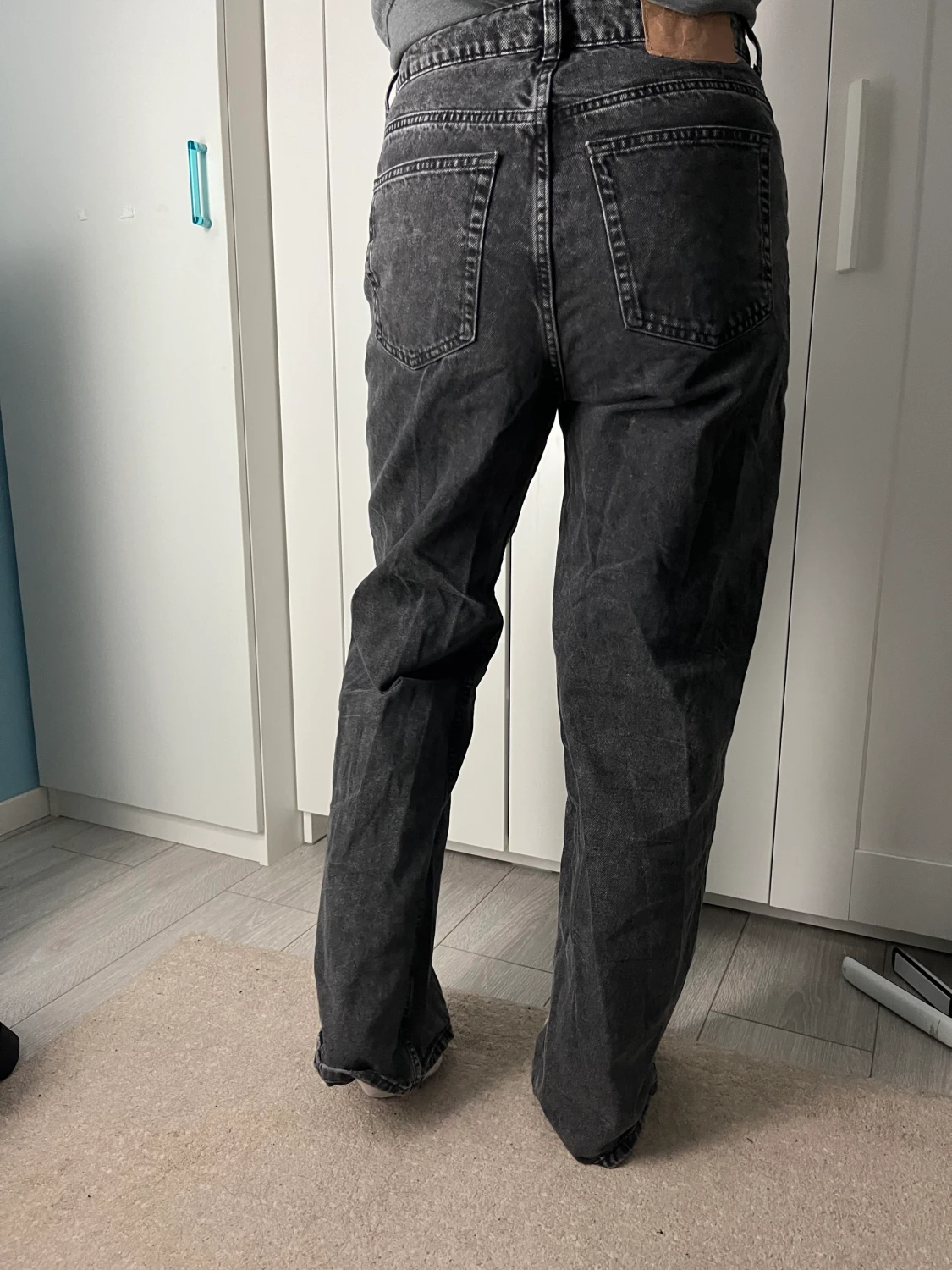 H&M svarta wide jeans - 90